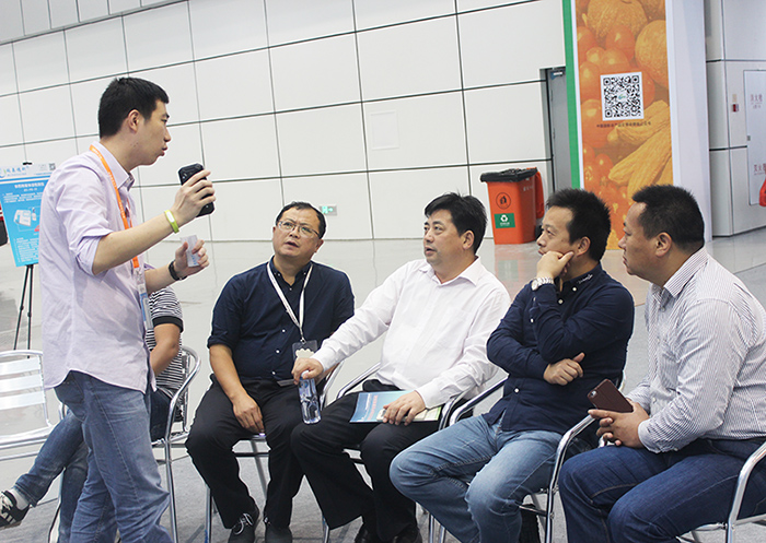 江蘇省如皋市動(dòng)物衛(wèi)生監(jiān)督所魏所長認(rèn)真聆聽 