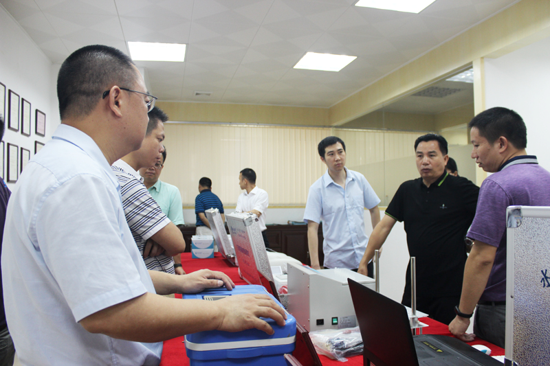 佛山市南海區(qū)食品藥品監(jiān)督管理局領(lǐng)導(dǎo)蒞臨我司參觀指導(dǎo)