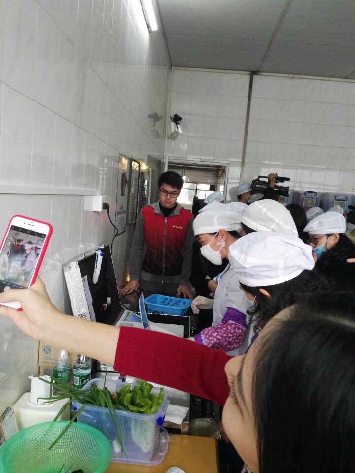 南海區(qū)食品藥品監(jiān)督局獅山分局食用農產品快檢設備捐贈儀式在獅山舉